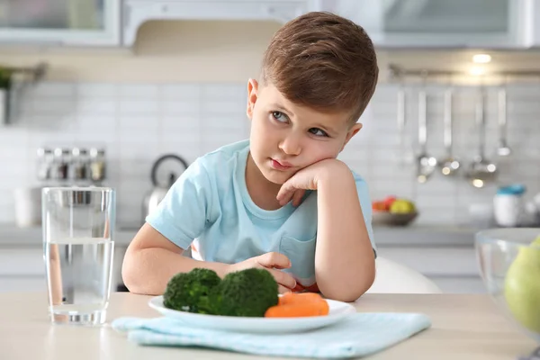 Schattig Afro Amerikaanse Meisje Groenten Eten Aan Tafel Woonkamer — Stockfoto