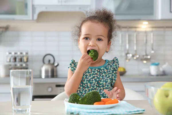 Schattig Afro Amerikaanse Meisje Groenten Eten Aan Tafel Woonkamer — Stockfoto