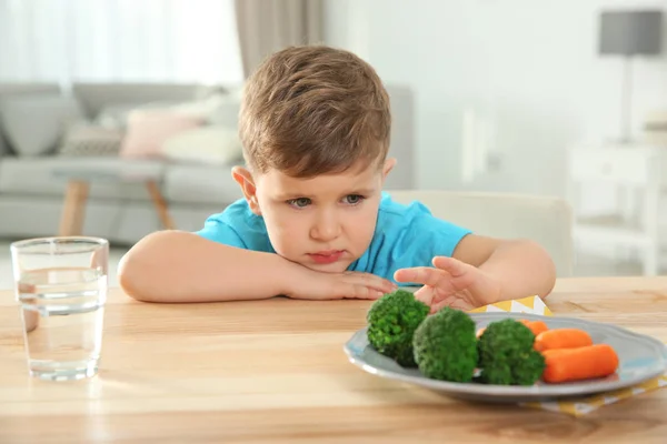 Schattig Afro Amerikaanse Meisje Plantaardige Salade Eten Aan Tafel Kamer — Stockfoto