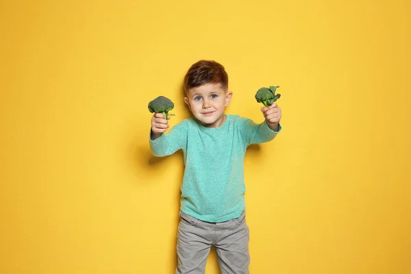 Bedårande Liten Pojke Med Broccoli Färgbakgrund — Stockfoto