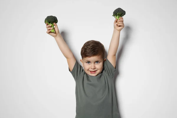 Bedårande Liten Pojke Med Broccoli Vit Bakgrund — Stockfoto