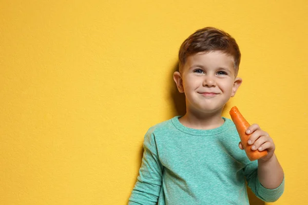 Очаровательный Маленький Мальчик Морковкой Цветном Фоне Пространство Текста — стоковое фото
