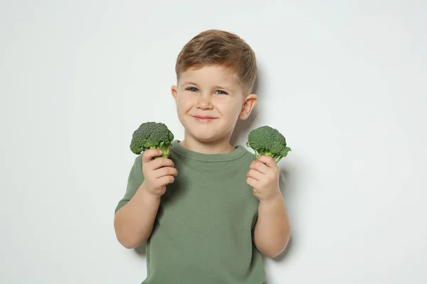 Bedårande Liten Pojke Med Broccoli Vit Bakgrund — Stockfoto