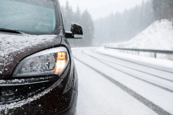 Estrada Rural Com Carro Dia Inverno Nevado Espaço Para Texto — Fotografia de Stock