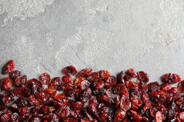 Kızılcık renk arka plan, metin için yer ile üstten görünüm üzerinde. Kurutulmuş meyve sağlıklı çerez olarak