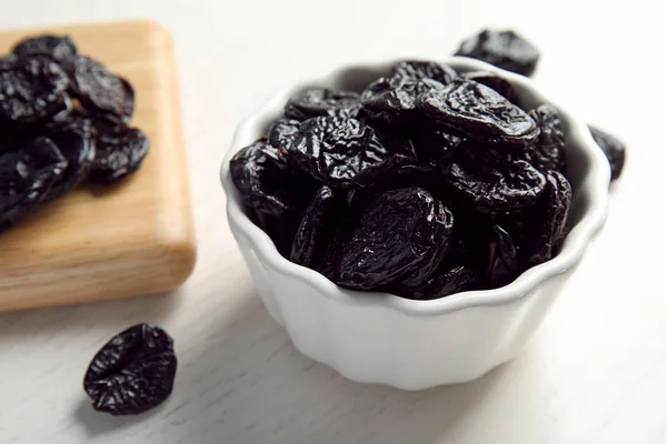 Bol Prunes Séchées Sucrées Sur Table Gros Plan Fruits Sains — Photo