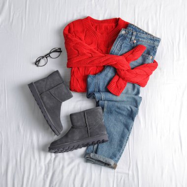 Kot pantolon, kazak ve beyaz kumaş üzerinde ayakkabı ile düz yatıyordu kompozisyon