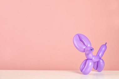 Hayvan figürü balon renk arka plan karşı masada modelleme yapılmış. Metin için yer