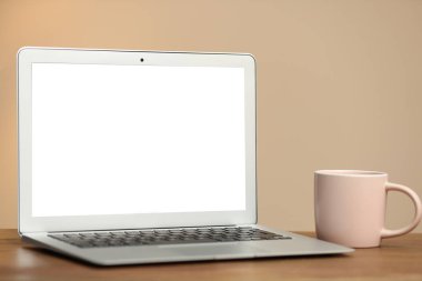 Laptop kapalı tablo boş ekran ile. Metin için yer