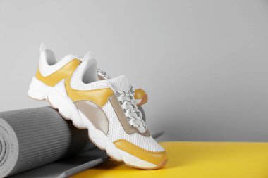 Modern eğitim Ayakkabı ve tablo mindere bileşimi. Metin için yer