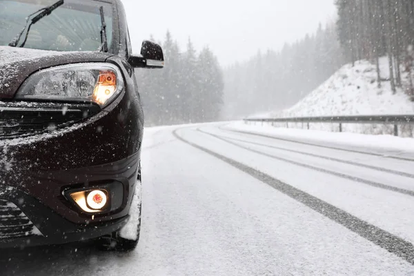 Estrada Rural Com Carro Dia Inverno Nevado Espaço Para Texto — Fotografia de Stock