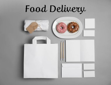 Gri arka plan, üstten görünüm mockup tasarım öğeleri ile kompozisyon. Food teslim