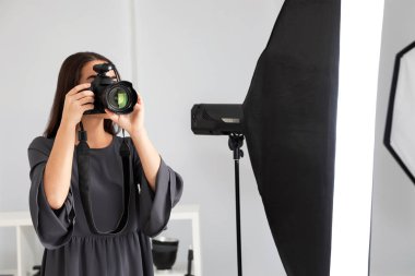 Profesyonel fotoğraf fotoğraf stüdyosu olan kadın