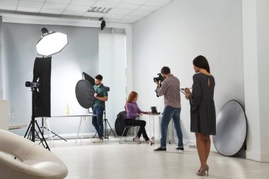 Fotoğraf stüdyosu profesyonel ekipman ve ekip işçilerin