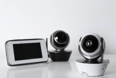 Modern Cctv güvenlik kameraları ve beyaz arka plan monitörde