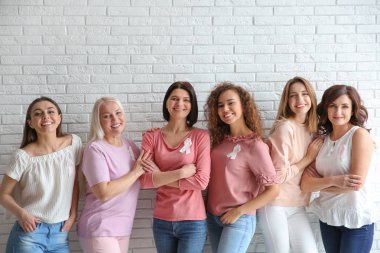 Ipek kurdele ışık duvara kanepede oturan kadınlarla grup. Meme kanseri bilinçlendirme kavramı