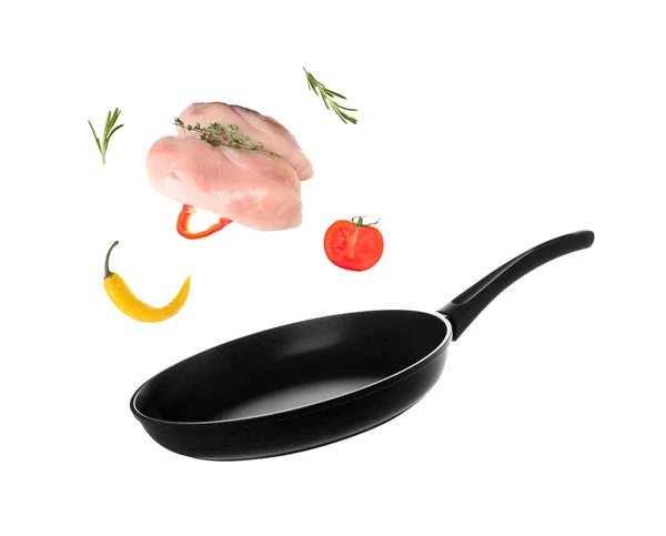 Nonstick Stekpanna Med Fallande Kycklingfilé Och Grönsaker Vit Bakgrund Läckra — Stockfoto