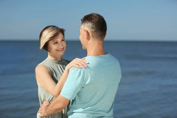 Heureux Couple Mature Plage Jour Ensoleillé — Photo