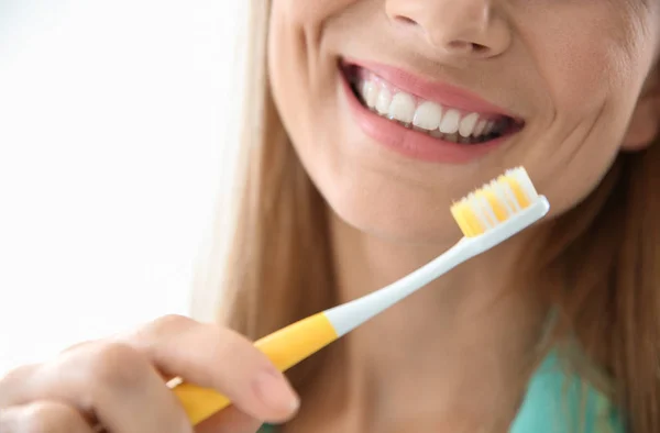 Mulher Sorridente Com Escova Dentes Close Cuidados Dentários — Fotografia de Stock
