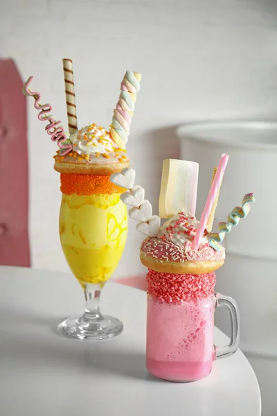 Välsmakande Milkshakes Med Godis Glas Bordet Café — Stockfoto