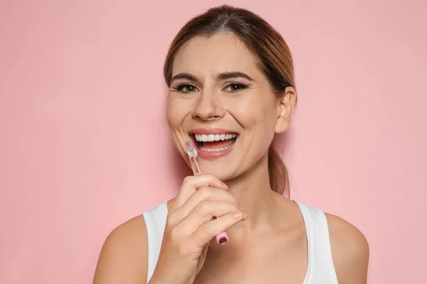 Potret Wanita Dengan Sikat Gigi Pada Latar Belakang Warna — Stok Foto