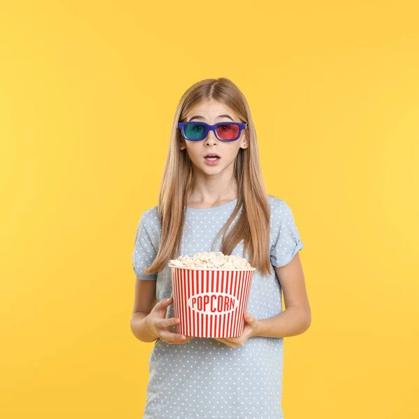 Emotionele Tienermeisje Met Bril Popcorn Tijdens Bioscoop Toon Kleur Achtergrond — Stockfoto