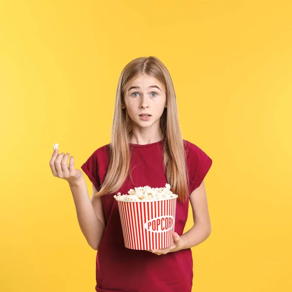 Emotionele Tienermeisje Met Popcorn Tijdens Bioscoop Toon Kleur Achtergrond — Stockfoto