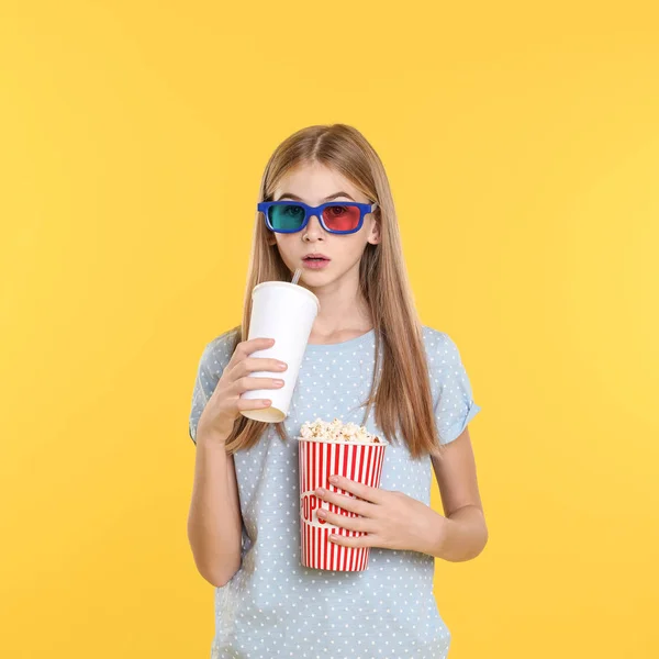 Emotionales Teenager Mädchen Mit Gläsern Popcorn Und Getränken Während Einer — Stockfoto