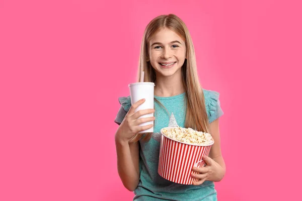 Tienermeisje Met Popcorn Drank Tijdens Bioscoop Toon Kleur Achtergrond — Stockfoto