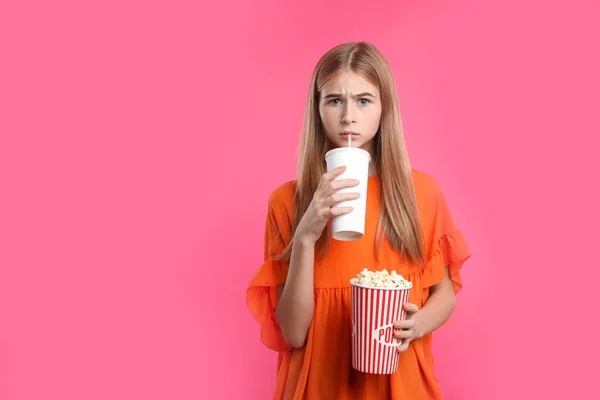 Emotionales Teenager Mädchen Mit Popcorn Und Getränk Während Einer Kinoshow — Stockfoto