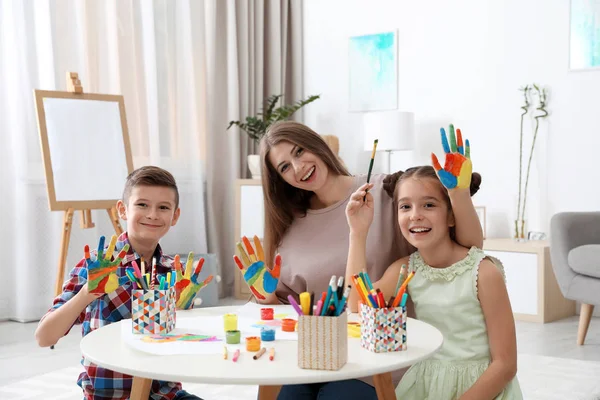 Słodkie Dzieci Młoda Kobieta Malowane Rękami Przy Stole Pomieszczeniu — Zdjęcie stockowe
