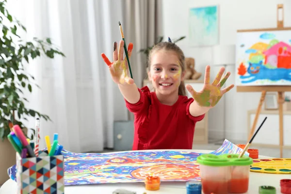 Petit Enfant Avec Les Mains Peintes Visage Table Intérieur — Photo