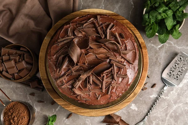 平放置构成与美味的巧克力蛋糕在桌上 — 图库照片