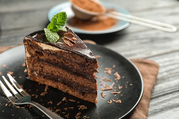 Тарелка Кусочком Шоколадного Торта Вилкой Столе — стоковое фото