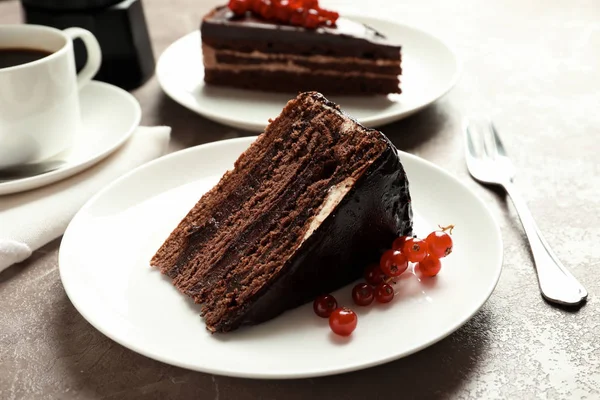 Fatia Bolo Chocolate Saboroso Com Bagas Servidas Mesa — Fotografia de Stock