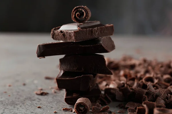 Кудряшки Кусочки Вкусного Шоколада Сером Столе — стоковое фото