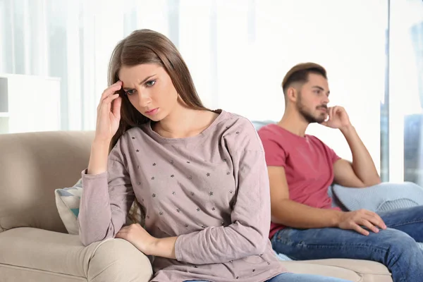 Casal Jovem Com Problemas Relacionamento Sala Estar — Fotografia de Stock