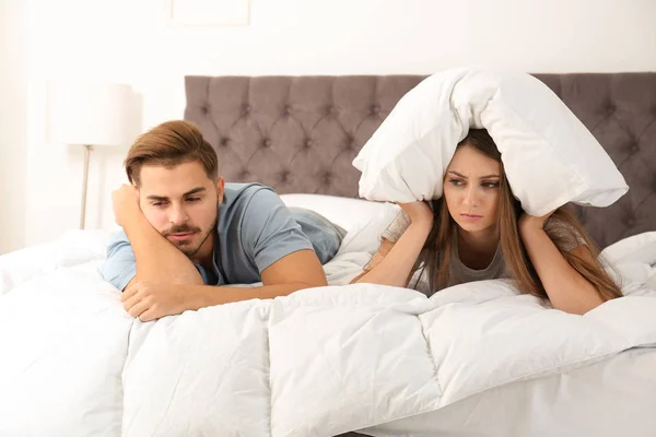 Casal Jovem Perturbado Com Problemas Relacionamento Quarto — Fotografia de Stock