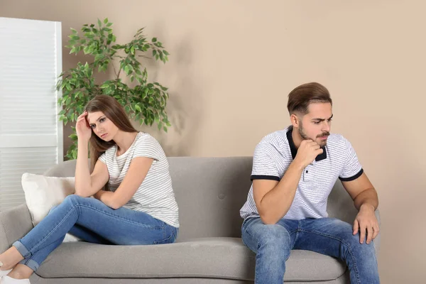 Jong Koppel Met Relatieproblemen Woonkamer — Stockfoto