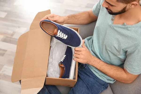 Hombre Joven Abriendo Paquete Con Zapatos Casa Primer Plano — Foto de Stock