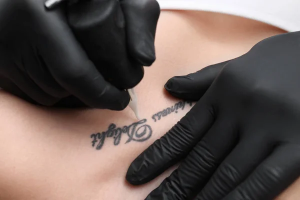 Profesjonalny Artysta Tatuaż Salonie Zbliżenie — Zdjęcie stockowe