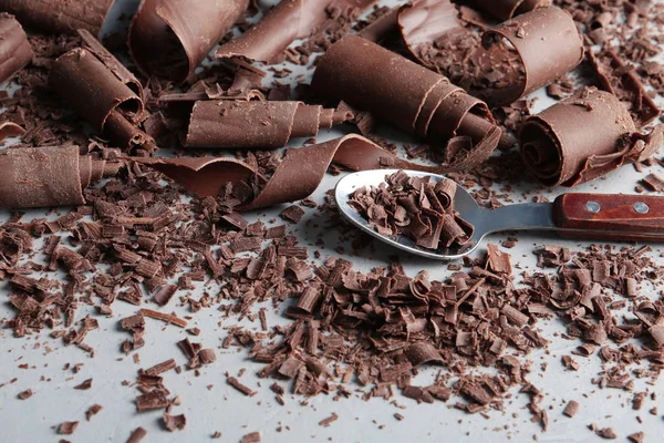 Melk Chocolade Krullen Lepel Grijze Achtergrond — Stockfoto