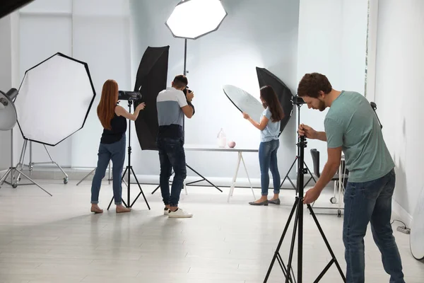 Estudio Fotográfico Con Equipo Profesional Equipo Trabajadores — Foto de Stock