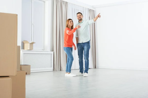 Pareja Feliz Cajas Móviles Nueva Casa —  Fotos de Stock