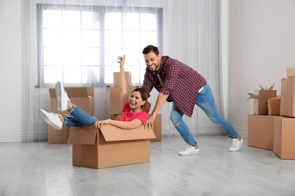 Gelukkige Paar Spelen Met Kartonnen Doos Hun Nieuwe Huis Bewegende — Stockfoto