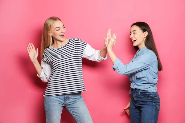 Mujeres Jóvenes Celebrando Victoria Contra Fondo Color — Foto de Stock