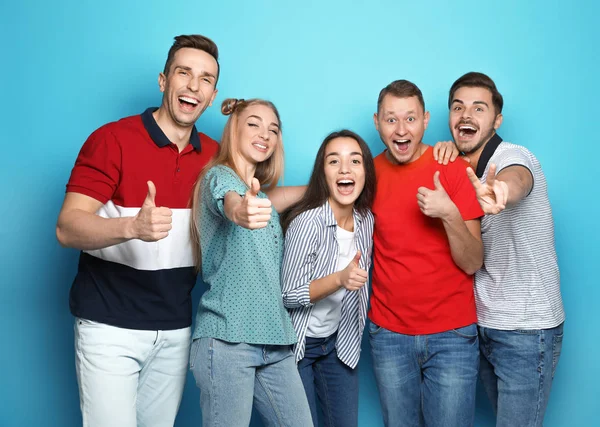 Group Friends Celebrating Victory Color Background — Stock Photo, Image