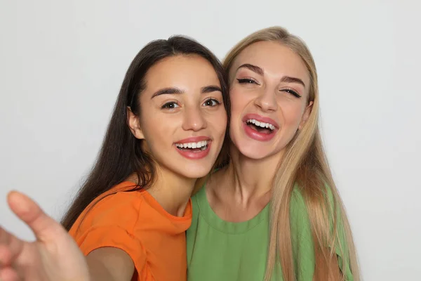 Mujeres Jóvenes Riendo Juntas Sobre Fondo Claro — Foto de Stock