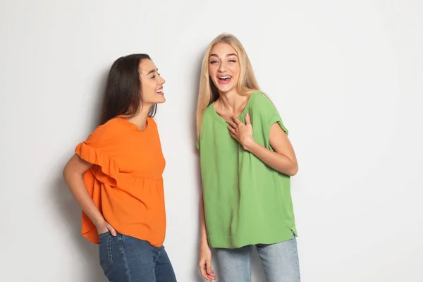 Mujeres Jóvenes Riendo Juntas Sobre Fondo Claro — Foto de Stock