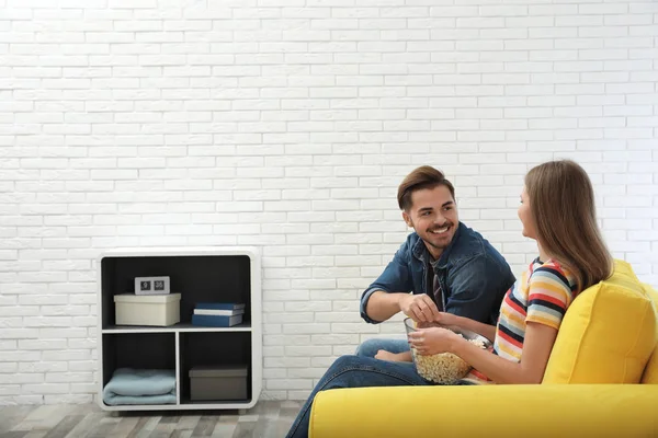 Pareja Con Merienda Viendo Juntos Sofá Sala Estar —  Fotos de Stock